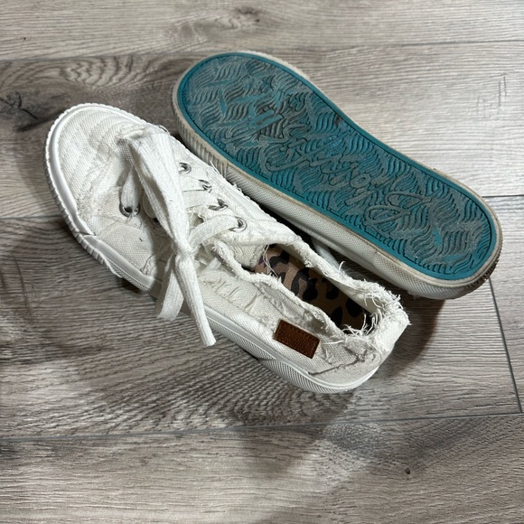 BLOWFISH Malibu Woman’s White Canvas Distressed Sneakers 6.5 - Picture 3 of 8
